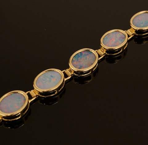 Leddelt armbånd i 14kt guld. Rigt besat med opaler. L: 19cm