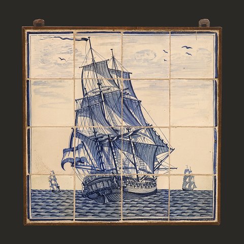 Stort blådekoreret flisetableau med motiv i form af sejlskib på åbent hav. Holland ca. år 1880. Mål: 54,5x54,5cm