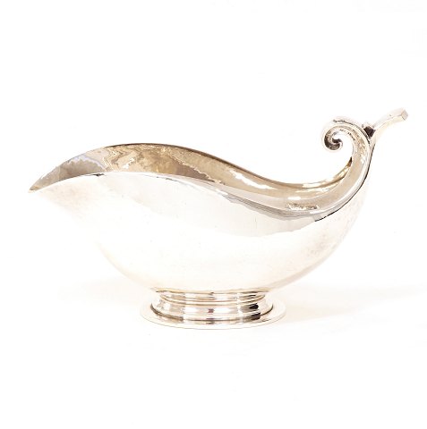 Johan Rohde für Georg Jensen: Grosse, kräftige 
Saucenschale aus leicht gehämmerten 
Sterlingsilber. Gestempelt Johan Rohde und Georg 
Jensen Periode 1925-32. H: 12,5cm. L: 22,8cm. G: 
548gr