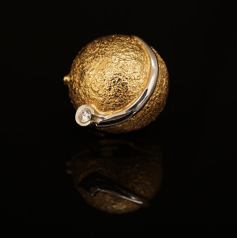 Ole Lynggaard: Stor kuglelås i 14kt guld med to diamanter. D: 18mm