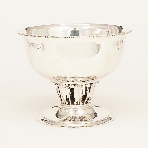 Stor Louvre bowle af Georg Jensen. Dateret 1921. #19B. H: 19cm. D: 24cm. V: 1.009gr