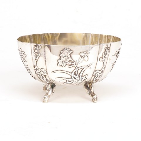 An oval Silverbowl, Sterling. China circa 1850. H: 
8,5cm. Bowl: 15x10,5cm. W: 325gr