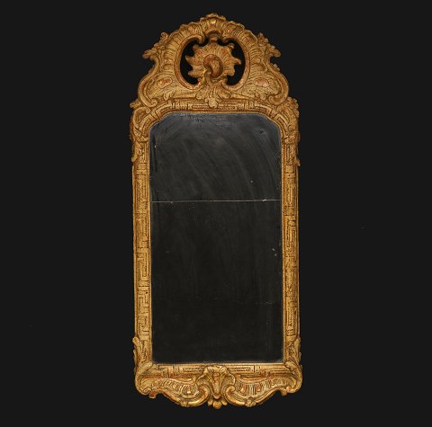 Forgyldt rokoko spejl. Sverige ca. år 1760. H: 76cm. B: 33cm