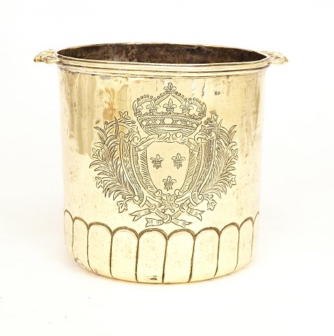 A brass wine cooler. France circa 1840. H: 18,5cm. 
D: 21cm