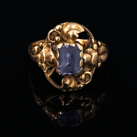 Skønvirke ring i 18kt guld rigt prydet med stiliseret bladværk. Ringstr. 62