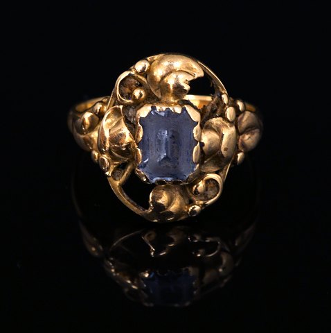 18ct Gold Art Noveau ring. Ringsize 62