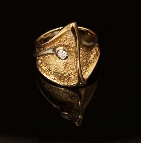 Ole Lynggaard: Ring i 14kt guld prydet med brillant. Ringstr: 56-57. V: 8,6gr