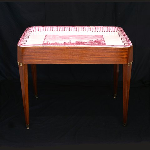 Bakkebord med røddekoreret fajanceplade. Marieberg, Sverige, ca. år 1765. H: 75,5cm. Plade: 61x90cm