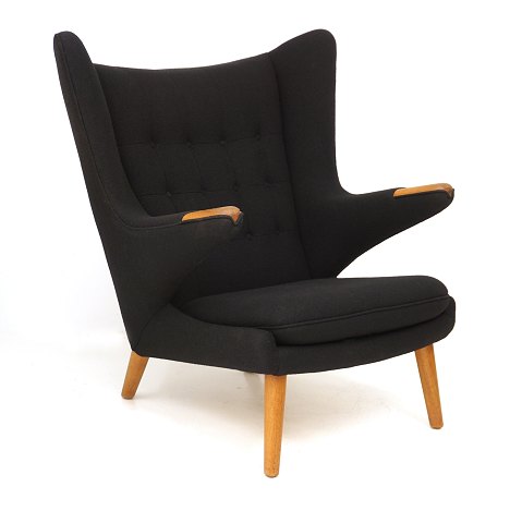 Hans J. Wegner, 1914-2007: Bamsestol betrukket med 
sort Hallingdal stof. Designet 1951