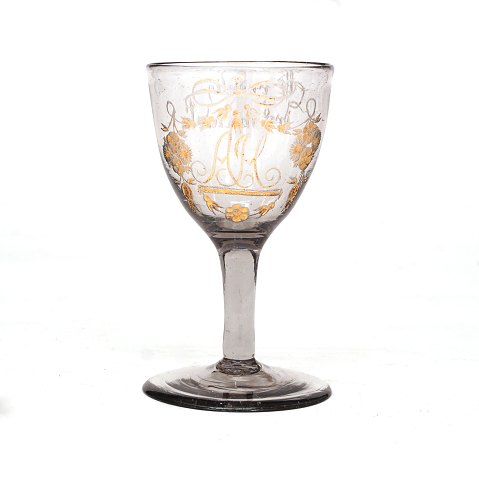 Norsk empire glas med forgyldt ejermonogram og drikkevers "Self redelig. Drik maadelig". Hurdal, Norge, ca. år 1800. H: 11,2cm