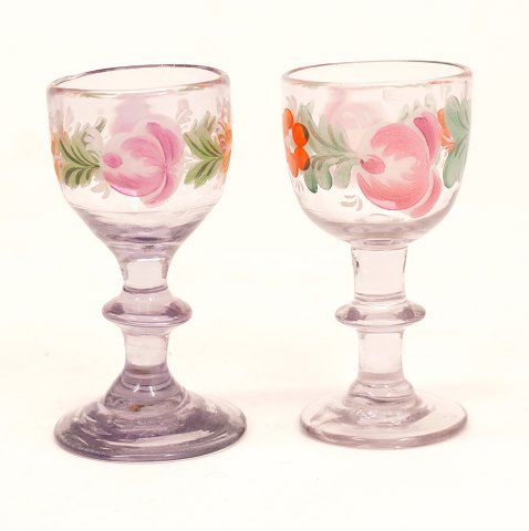 To emaljedekorerede  snapseglas. Fremstillet i 2. halvdel af 1800-tallet. H: 8,5 & 8,7cm