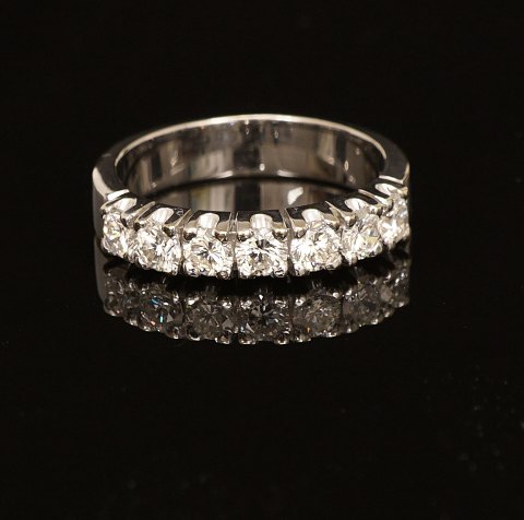 Jørgen Rasmussen, Copenhagen: Whitegold ring, 18ct 
Gold, wih seven diamonds of 1,05ct total. Ringsize 
55