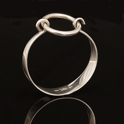 Hans Hansen: Armring af sterling sølv. Åbnes i 
ringled.  Stemplet Hans Hansen Denmark. #252. Mål 
indv. 6,1x5,8cm