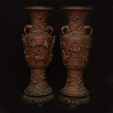 Et par store rigt dekorerede bronzevaser. Kina ca. år 1870-80. Hidrørerende fra Sophienberg v. Rungsted. H: 110cm