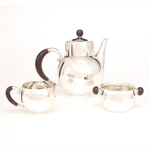 Georg Jensen coffee service, sterlingsilver. 
Design #533 & #80B. All parts from circa 1940-45. 
H pot: 17cm. W pot: 533gr