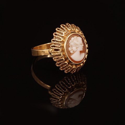 Jørgen Larsen, Copenhagen: Camé ring in 14kt gold. 
Ringsize: 55-56