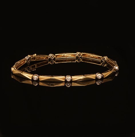 Leddelt armbånd i 18kt guld prydet med ni diamanter. L: 20cm