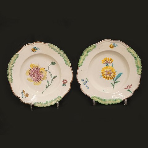Et par sjældne polykromt dekorerede fajancetallerkner. Signerede. Én med restaurering. Reval Fabrikken 1772-1782. D: 25,5cm