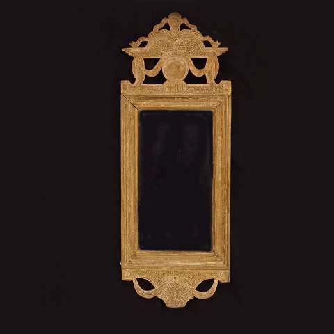 Forgyldt gustaviansk spejl. Sverige ca. år 1780. 81x30cm