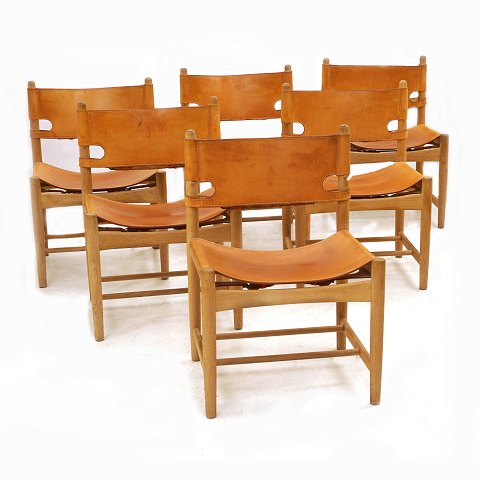 Børge Mogensen, 1914-72: Sæt på otte stole bestående af seks den Spanske Spisebordstol BM 3237 og to den Spanske Spisebordstol med armlæn BM 3238. Eg og patineret kernelæder. Design fra 1951