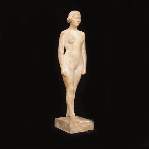 Skulptur af nøgen kvinde. Udført i patineret gips. Danmark ca. år 1915-20. H: 20cm