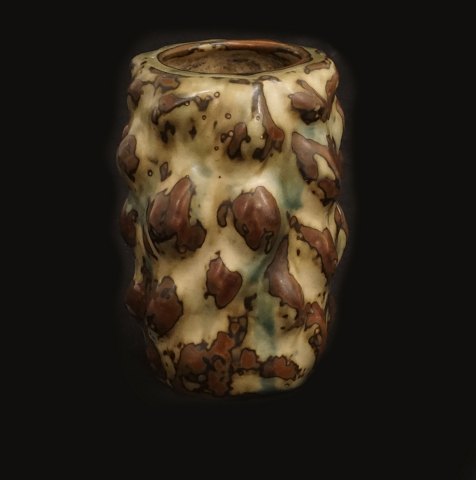 Axel Salto, 1889-1961, for Royal Copenhagen: Vase i knoppet stil med sung glasur. #20679. H: 12cm