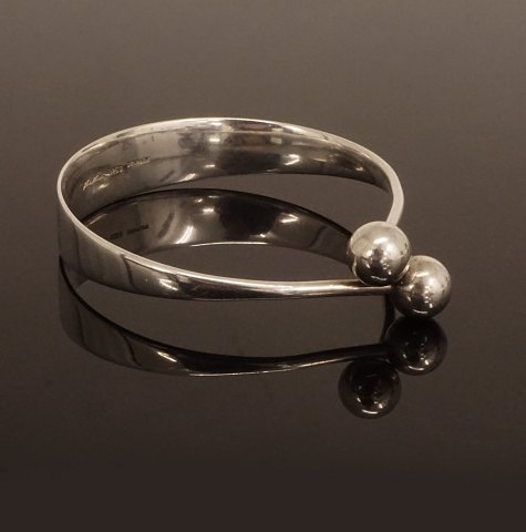 Hans Hansen: Armbøjle i sterlingsølv. Stemplet 
"Hans Hansen Denmark". Indv. mål: 6,6 x 6,8cm