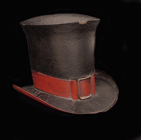 Butiksskilt i form af hat udført i metal. Frankrig ca. år 1880. H: 21,5cm. L: 27cm