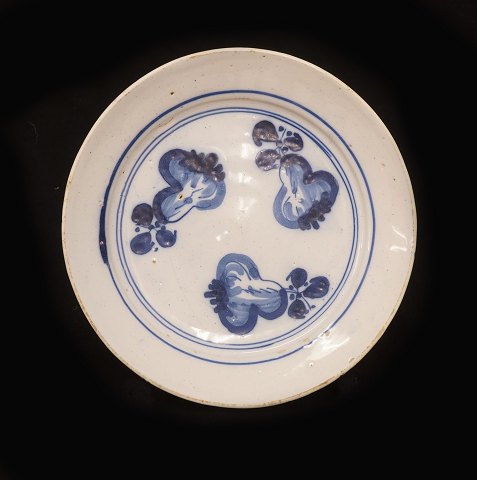 Blaudekorierter Fayenceteller. Kopenhagen um 1740. 
Signiert. D: 21,5cm