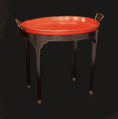 Bord med plade i form af rødmalet bakke. Nyere understel. Bakke fremstillet ca. år 1850. H: 61,5cm. Plade: 68x52cm