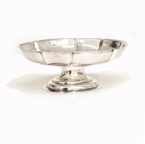 Niels Jo(h)nsen, Copenhagen, 1705-57: A small 
sugar tray, silver. H: 5,3cm. L: 14,5cm. W: 135gr