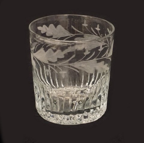 Øl- eller vandglas med egeløv. Slebet med seks blade. Fremstillet ca. år 1860. H: 8,3cm. D: 7,4cm