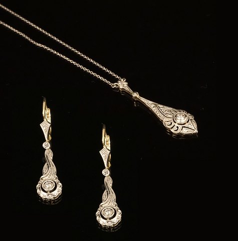 Art deco smykkesæt bestående af øreringe og  vedhæng prydet med diamanter. 14kt guld. Ca. år 1920-30. Vedhæng: 3,4x1cm