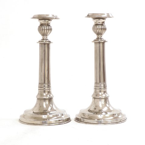 Carl Magnus Svanberg, Copenhagen: A pair of pewter 
candlesticks. Copenhagen circa 1820. H: 27cm