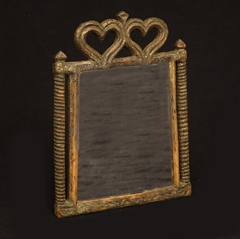 Originaldekoreret dansk almue spejl med ejerinitialer og årstal 1786 på bagsiden. Sandsynligvis anvendt som forlovelsesgave. Mål: 20x16cm