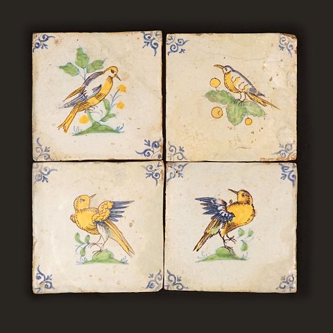 Firpas med fire sjældne polykrome fliser med fuglemotiv. Holland ca. år 1620-40. Hver flise 13x13cm