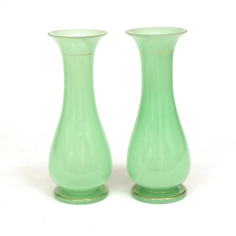 Et par balusterformede hyacintglas i æblegrøn opaline glas. H: 21cm. Fremstillet ca. år 1860-80