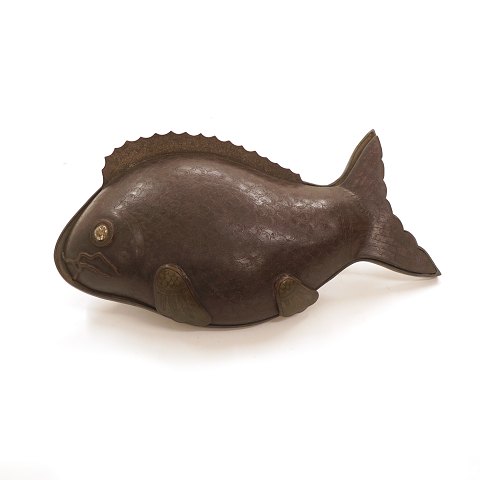 Stor æske i form af fisk, metal. Kina ca. år 1860. L: 36cm. H: 8,5cm