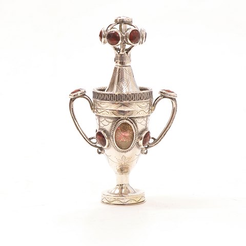 Martin Petersen Hommelhoff, Denmark: A silber 
vinaigrette. Signed. H: 10cm. W: 72gr