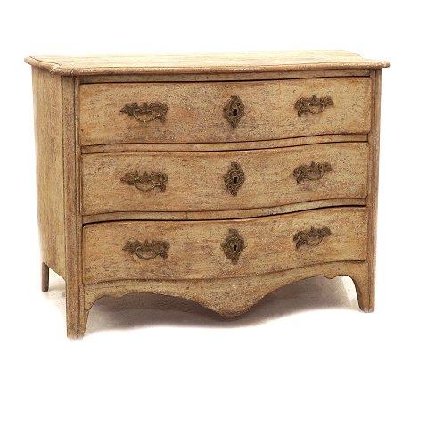 Friedrich Kruus, Stockholm, Sweden, 1745-77: An 
18th century signed Rococo chest of drawers. H: 
80cm. W: 111cm. D: 55cm