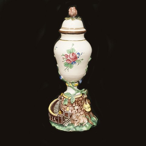 Terrassenvase aus Fayence. Polychrom dekoriert. 
Signiert Marieberg, Schweden, um 1765. H: 33cm