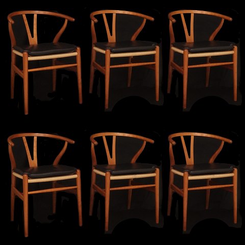 Hans J Wegner: Sæt på seks Y-stole i lakeret kirsebær med originale sorte læderhynder