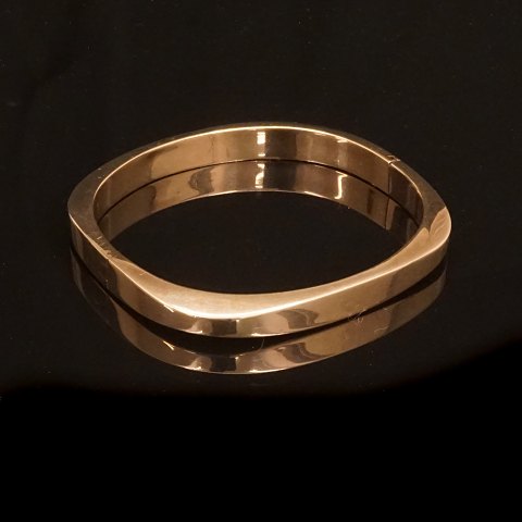 Herman Siersbøl: Armring i 8kt guld med skjult 
lås. Indv. mål: 5,8x5,4cm. V: 12,6gr