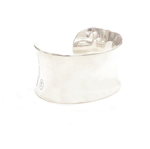 Georg Jensen: Sehr breiter Sterlingsilber Armband. 
#566A. Breite innen: 6,2cm. G: 93gr