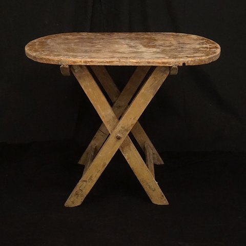 Lille bakkebord med oval plade og sammenklappeligt understel. Dateret 1798. Fremstillet i Sverige. H: 69cm. Plade: 84x62cm