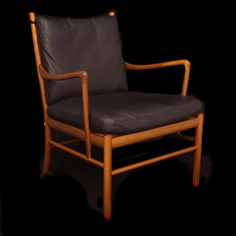 To Ole Wanscher Colonial armstole i lys mahogni med læderbetræk. Fremstår som nye