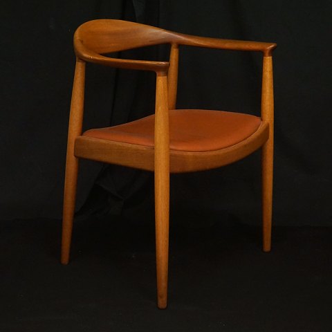 Hans J. Wegner: The Chair i mahogni, PP 503, med rødt lædersæde. Fremstillet hos PP Møbler