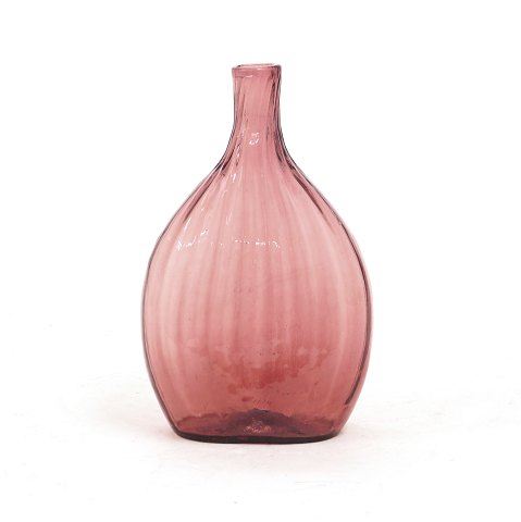 Holmegaard Glasværk: Lodret stribet violet lommelærke. Pæreform. H: 15cm