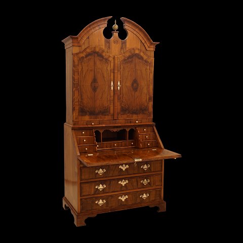 A Northgerman Baroque walnut bureau. 
Schleswig-Holstein circa 1750. H: 226cm. W: 105cm. 
D: 85cm