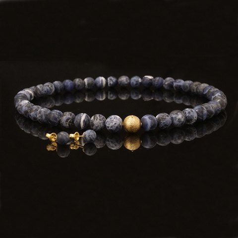 Ole Lynggaard Kugelschliesse aus 14kt Gold mit 
lapus lazuli Kette. Ohrringe (nicht Ole Lynggaard) 
aus 18kt Gold. L Kette: 47cm